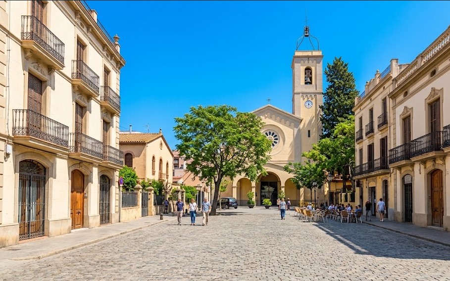 Vistas de las calles del casco antiguo, el Ayuntamiento y la zona de Esplugues centre